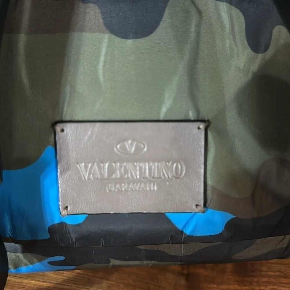 Valentino Garavani with COA nwot. Has hang tag and luggage tag. Unisex. Bookbag